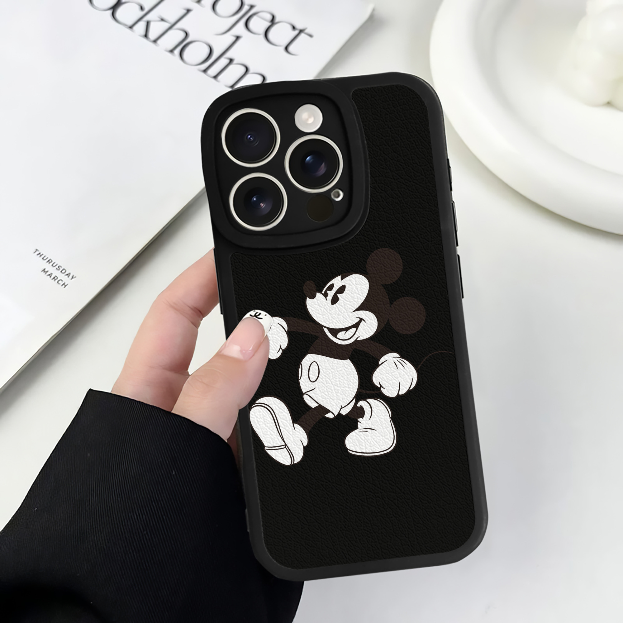 （画像用） ミッキーマウス Mickey Mouse 【iPhone 16シリーズ対応】シリコンスマホケース（レザー調） 材質：シリコン